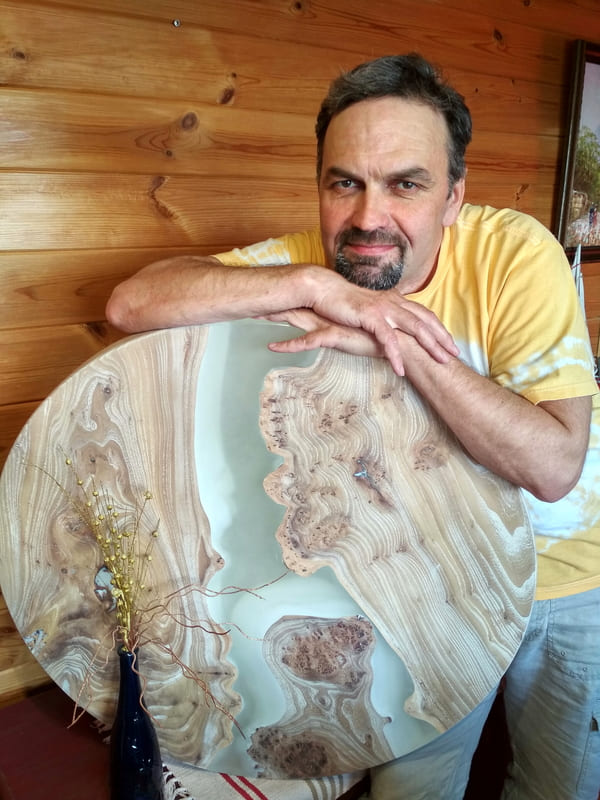 Журнальный стол из крагача с эпоксидной смолой белого цвета