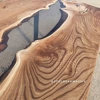 Стол из карагача со смолой